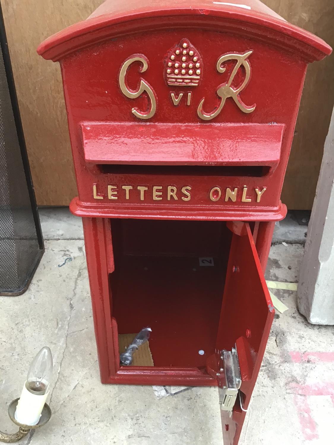 A RED G & R VICTORIAN STYLE POST BOX WITH KEYS - Image 2 of 2