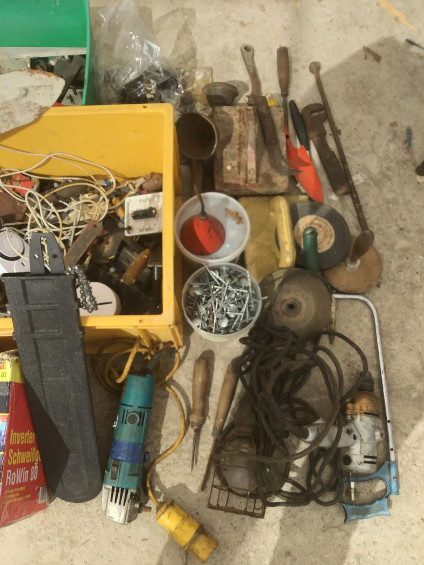 A LARGE QUANTITY OF TOOLS TO INCLUDE AN INVERTER, CHAINSAW BLADE AND CHAIN, INSPECTION LAMP, - Image 2 of 3