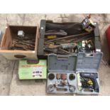 A LARGE QUANTITY OF TOOLS TO INCLUDE DRILL BITS, WIRE BRUSHES, SANDING SET, GLUE GUN ETC