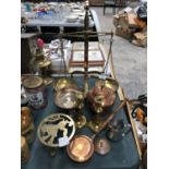 A MIXED GROUP OF VINTAGE METAL WARE, BRASS SCALES, COPPER KETTLE, TRIVET STAND ETC