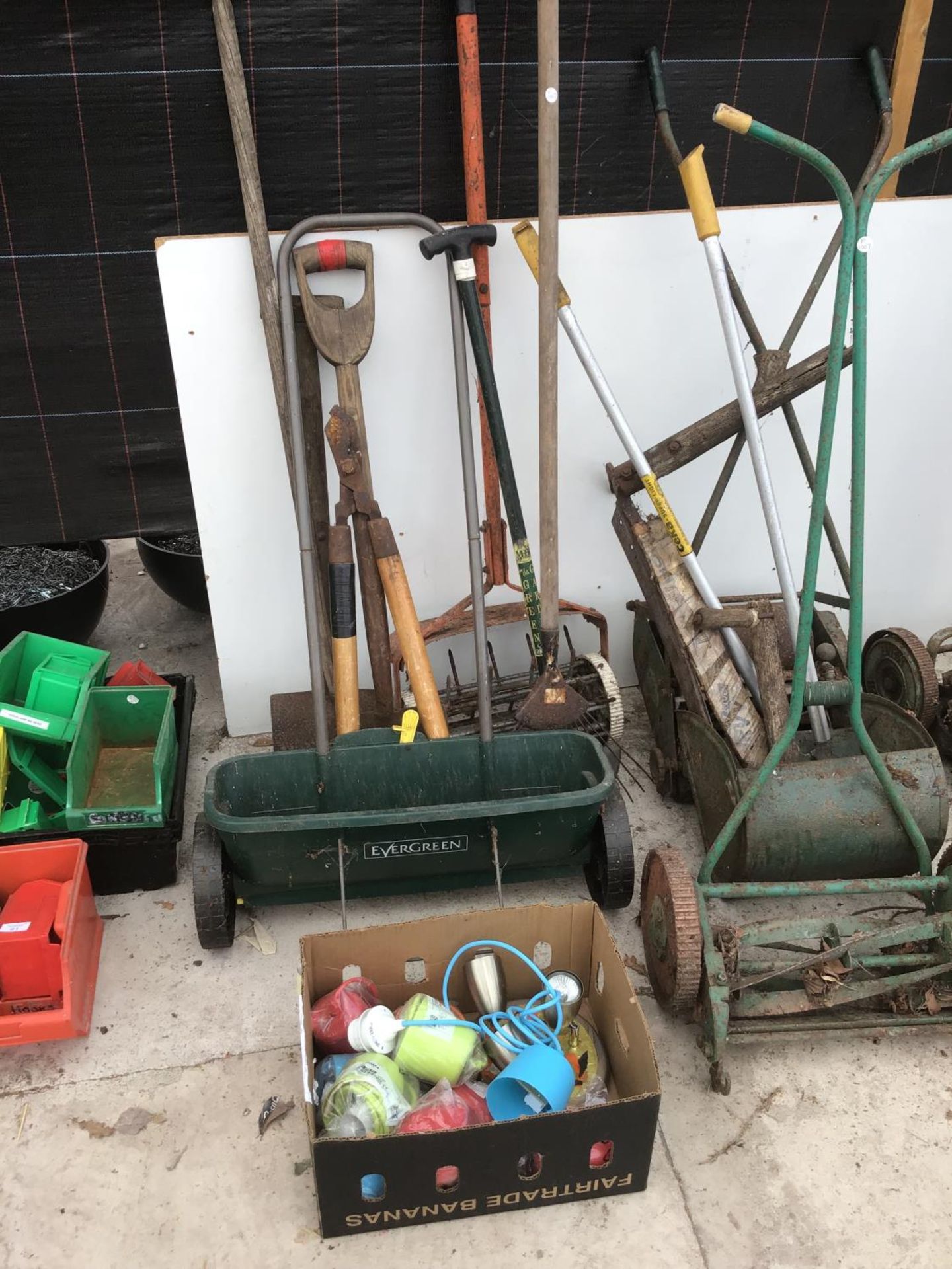 A LARGE COLLECTION OF VINTAGE GARDENING TOOLS TO INCLUDE SHEARS, MOWERS, SPADES ETC - Image 4 of 4