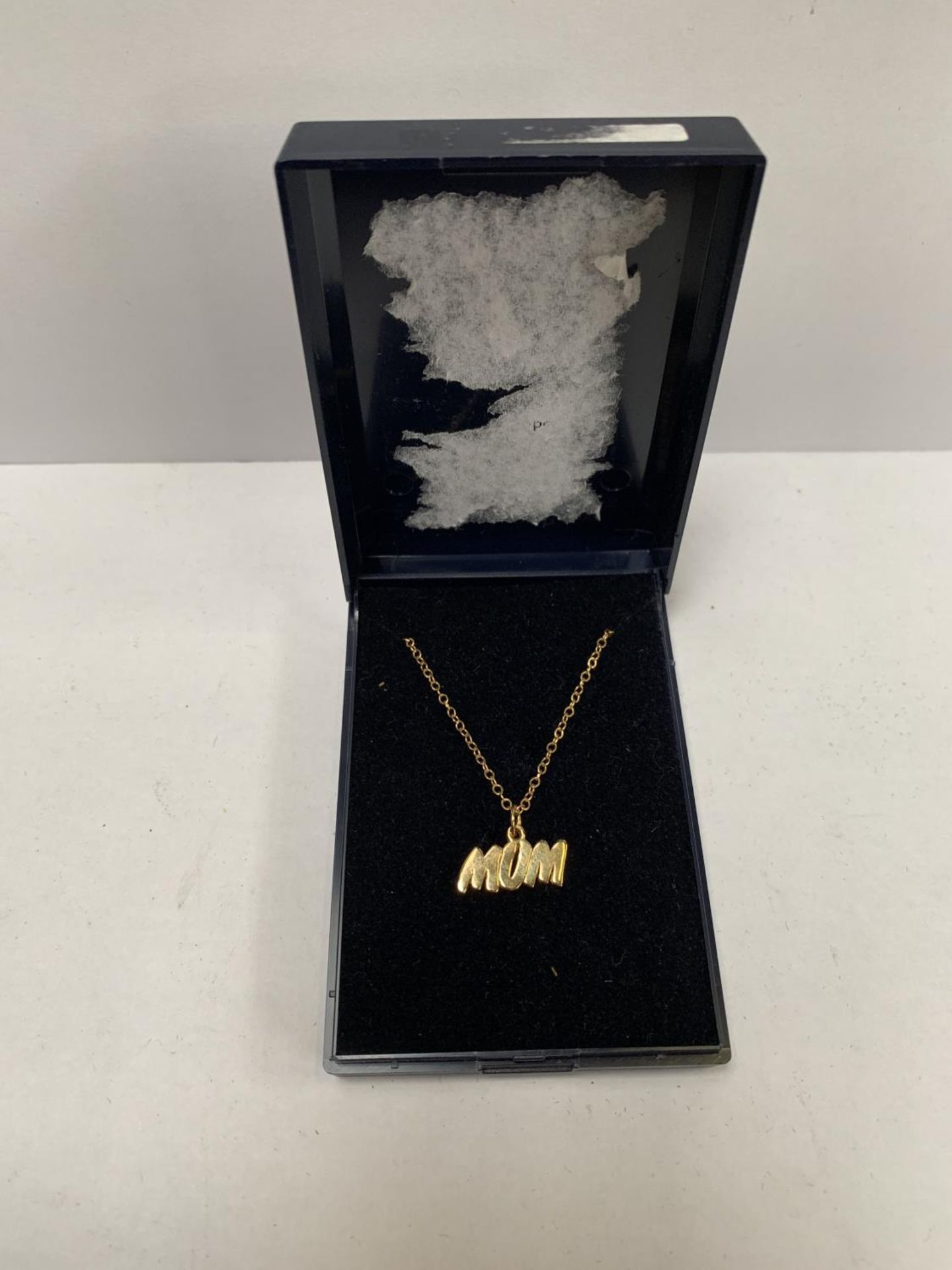 A YELLOW METAL 'MUM' NECKLACE