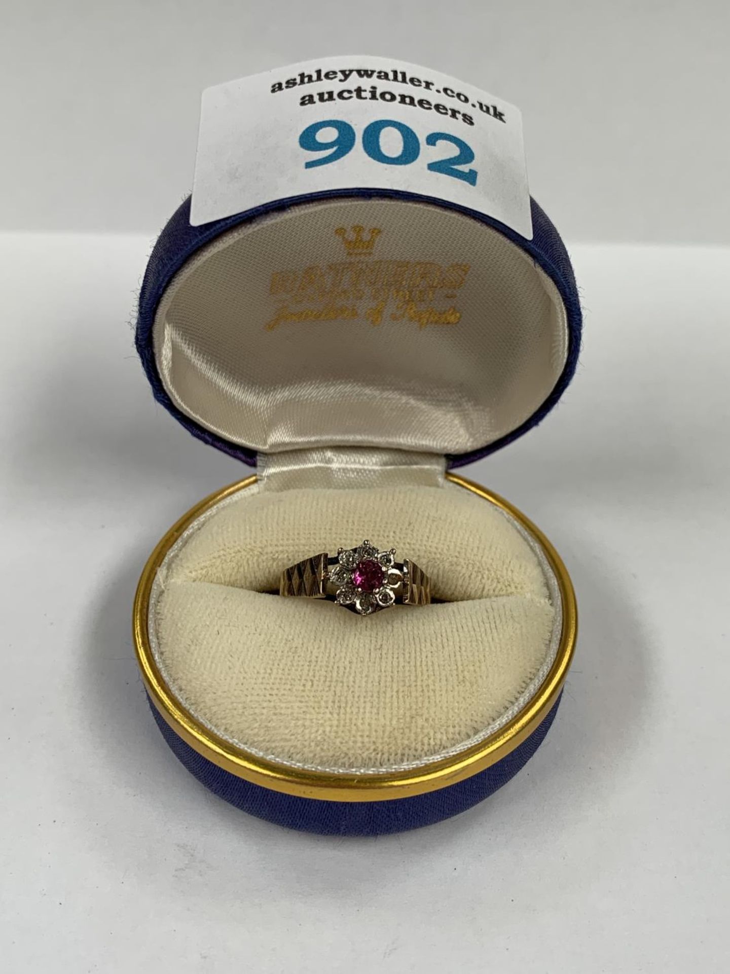 A 9CT GOLD RING WITH GEM STONE DESIGN , GROSS WEIGHT 1.8 G