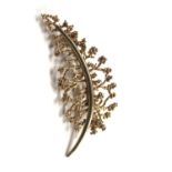 A LADIES 9CT YELLOW GOLD LEAF BROOCH, MAKER A & D, WEIGHT 3.8G