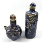 TWO CHINESE BLUE GLAZE CERAMIC SNUFF BOTTLES WITH LIZARD DESIGN, HEIGHT OF LARGEST 10.5CM