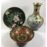 THREE ITEMS - CHINESE CLOISONNÉ VASE AND PLATE AND FURTHER DISH, HEIGHT OF VASE 21CM