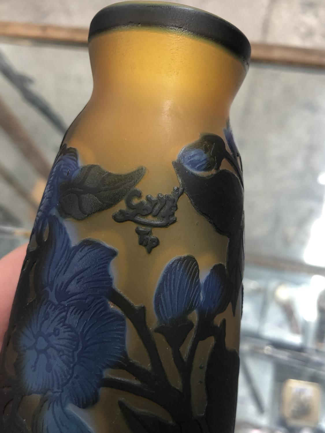 AN ART DECO STYLE DAUM SIGNED GLASS CAMEO VASE - Image 2 of 2