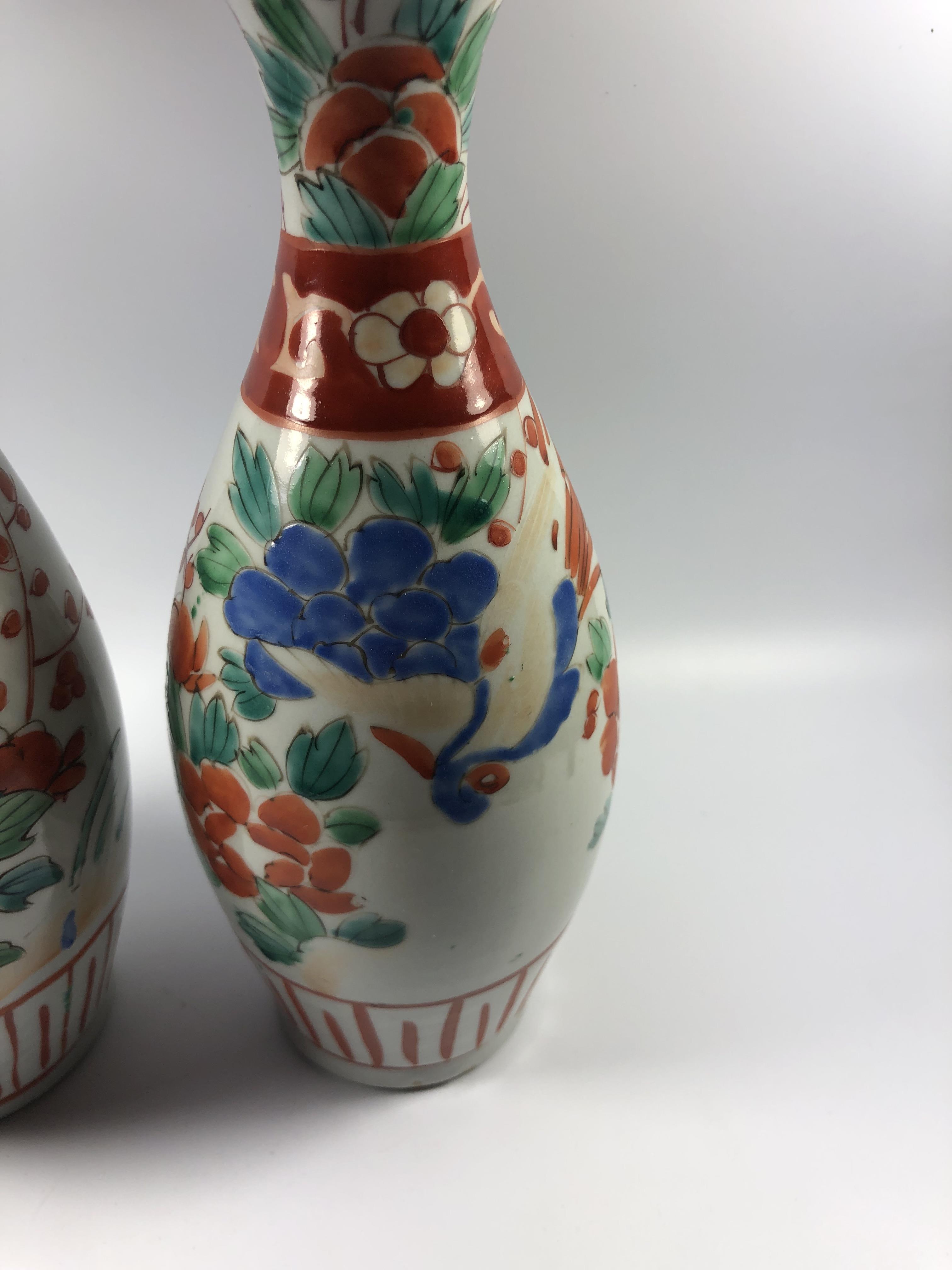 A PAIR OF JAPANESE MEIJI PERIOD IMARI BALUSTER FORM VASES, HEIGHT 25.5CM - Image 3 of 6