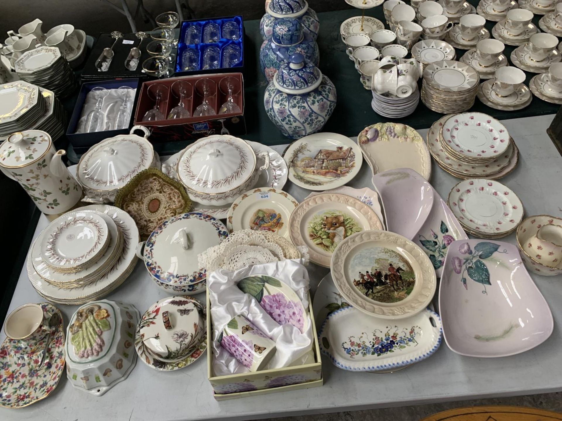 A LARGE GROUP OF CERAMICS TO INCLUDE 'BUNNKYKINS' PLATES, 'FLORA' AND 'PALISSY' CERAMIC ITEMS