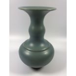 A CHINESE CELADON GROUND VASE, SIX CHARACTER MARK TO BASE, HEIGHT 14.5CM