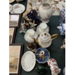 A MIXED GROUP OF CERAMICS TO INCLUDE ROYAL DOULTON , WEDGWOOD ETC