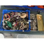 A TRAY CONTAINING VARIOUS COSTUME JEWELLERY TOGETHER WITH A TIN OF WHITE METAL JEWELLERY