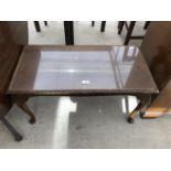 A MAHOGANY COFFEE TABLE ON CABRIOLE SUPPORTS