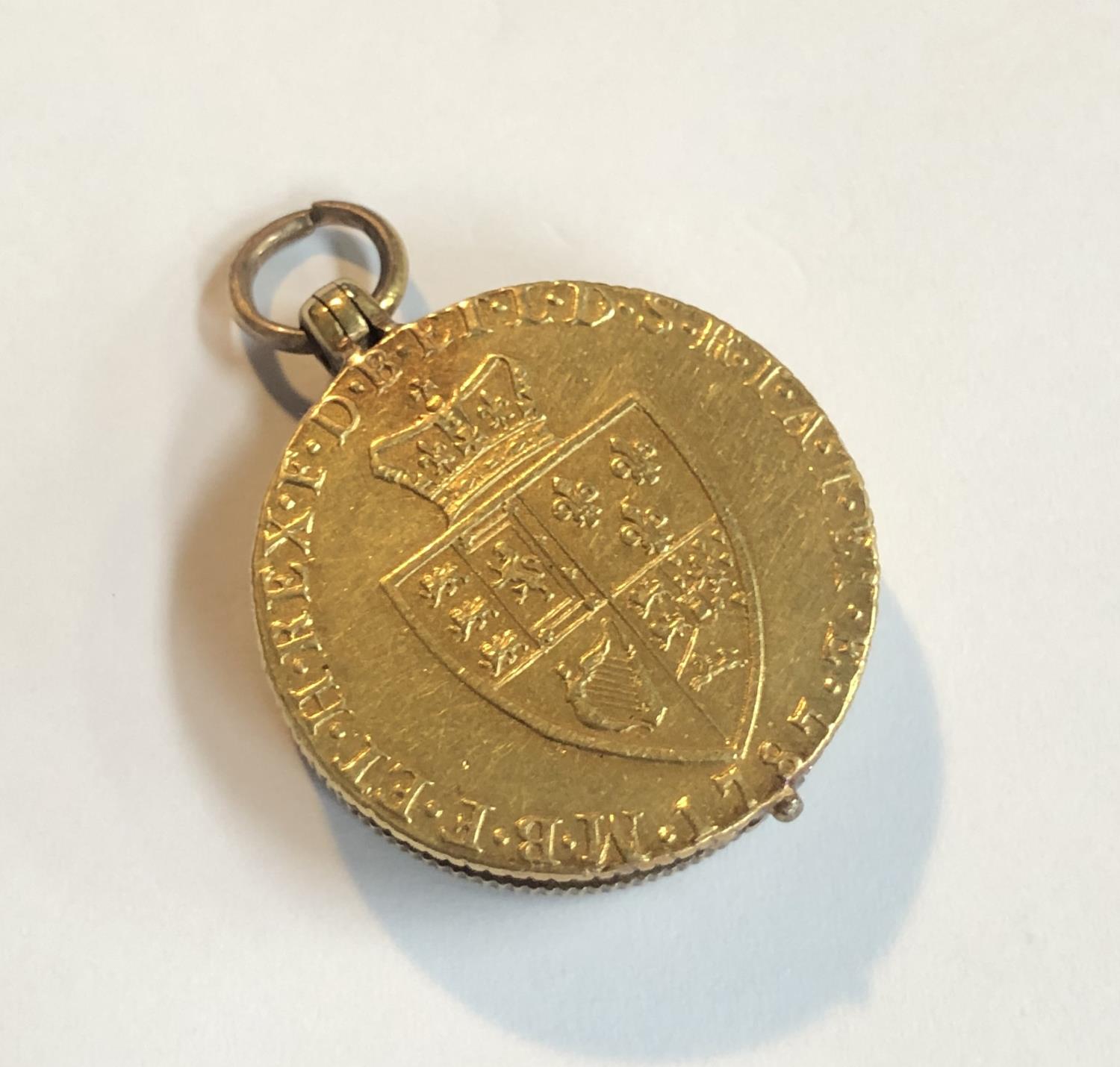 A 1787 GEORGE III 22CT GOLD GUINEA CONVERTED TO A LOCKET PENDANT WITH BLOODSTONE FOB, MOUNT TESTS