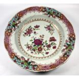 A 19TH CENTURY CHINESE FAMILLE ROSE DISH, DIAMETER 23CM