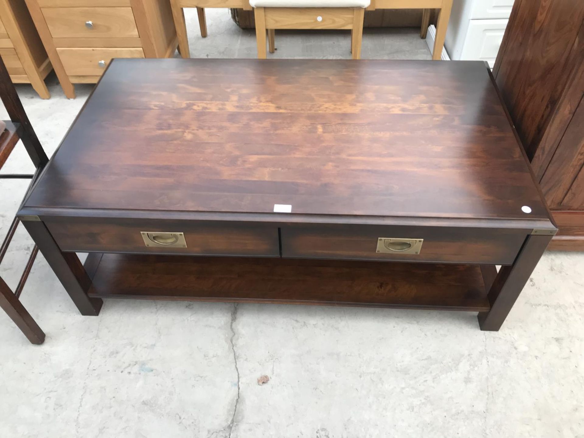 A MAHOGANY COFFEE TABLE WITH TWO DRAWERS WITH RECESSED BRASS HANDLES