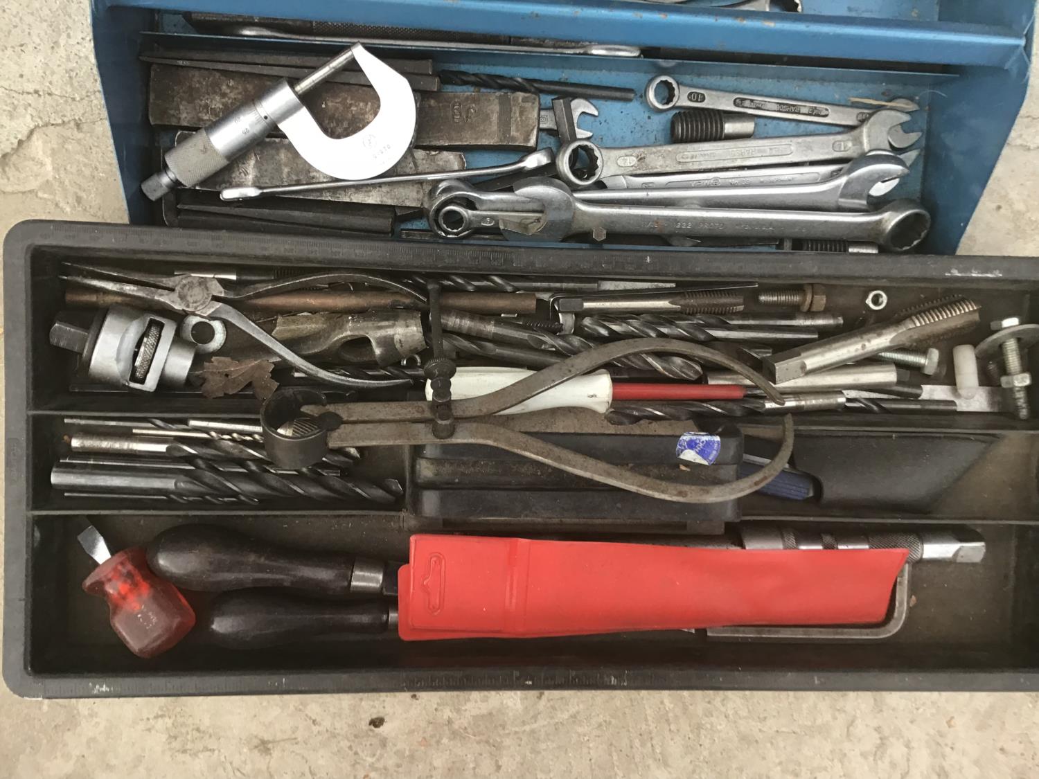 TWO TOOL BOXES ONE PLASTIC ONE METAL AND CONTENTS TO INCLUDE A LARGE QUANTITY OF SPANNERS, - Image 4 of 4