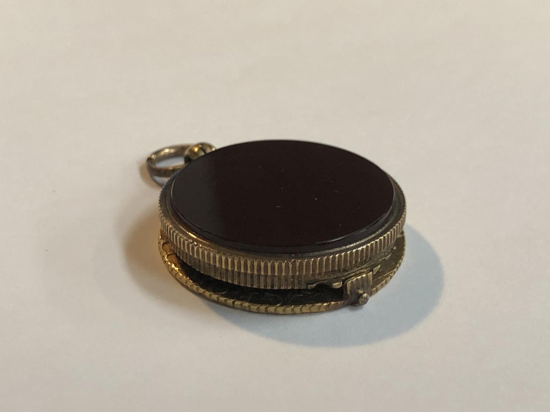 A 1787 GEORGE III 22CT GOLD GUINEA CONVERTED TO A LOCKET PENDANT WITH BLOODSTONE FOB, MOUNT TESTS TO - Image 3 of 6