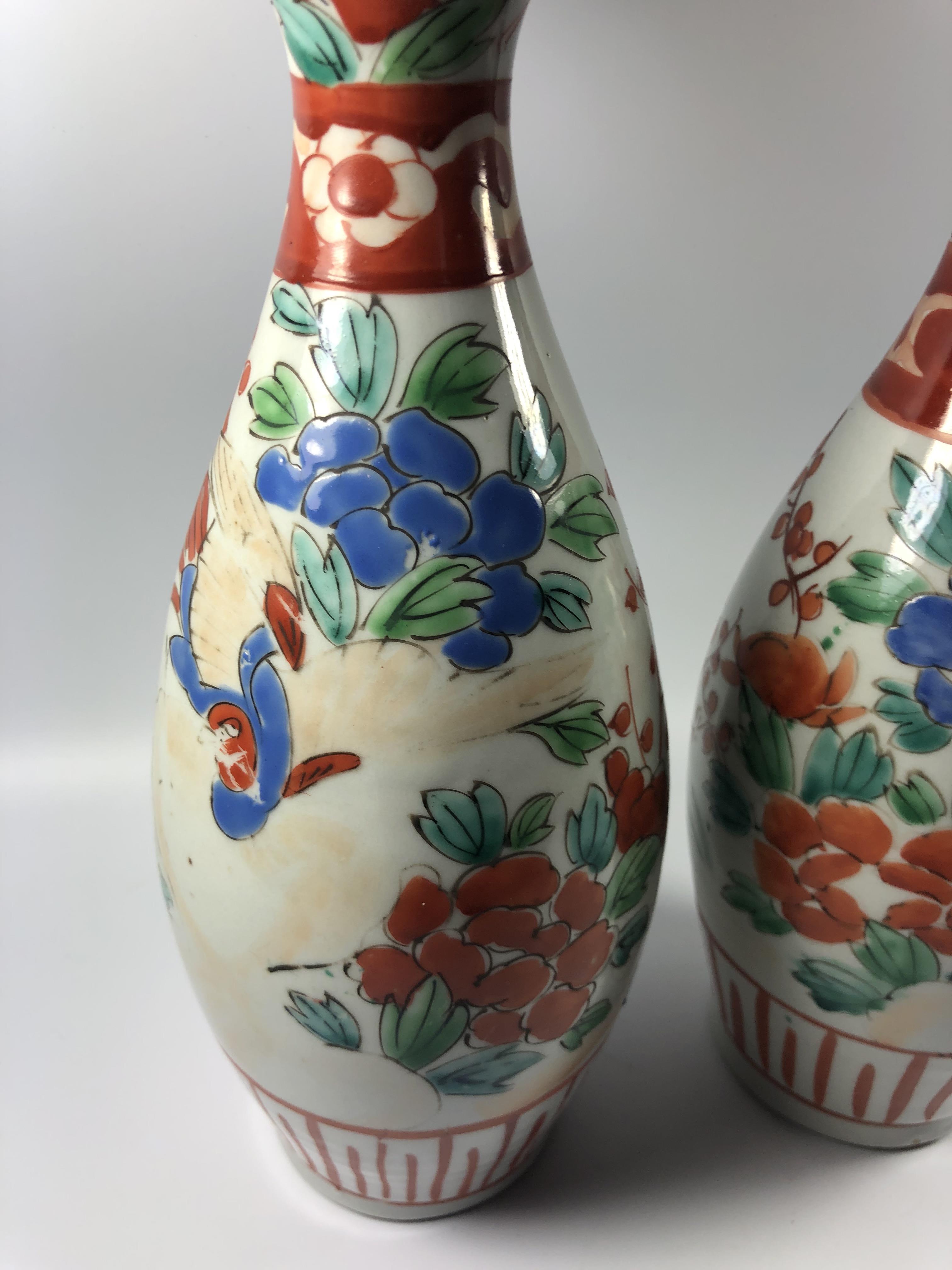 A PAIR OF JAPANESE MEIJI PERIOD IMARI BALUSTER FORM VASES, HEIGHT 25.5CM - Image 2 of 6