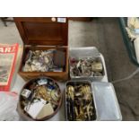 A WOODEN BOX CONTAINING COSTUME JEWELLERY AND THREE FURTHER TINS CONTAINING BRASS AND SILVER