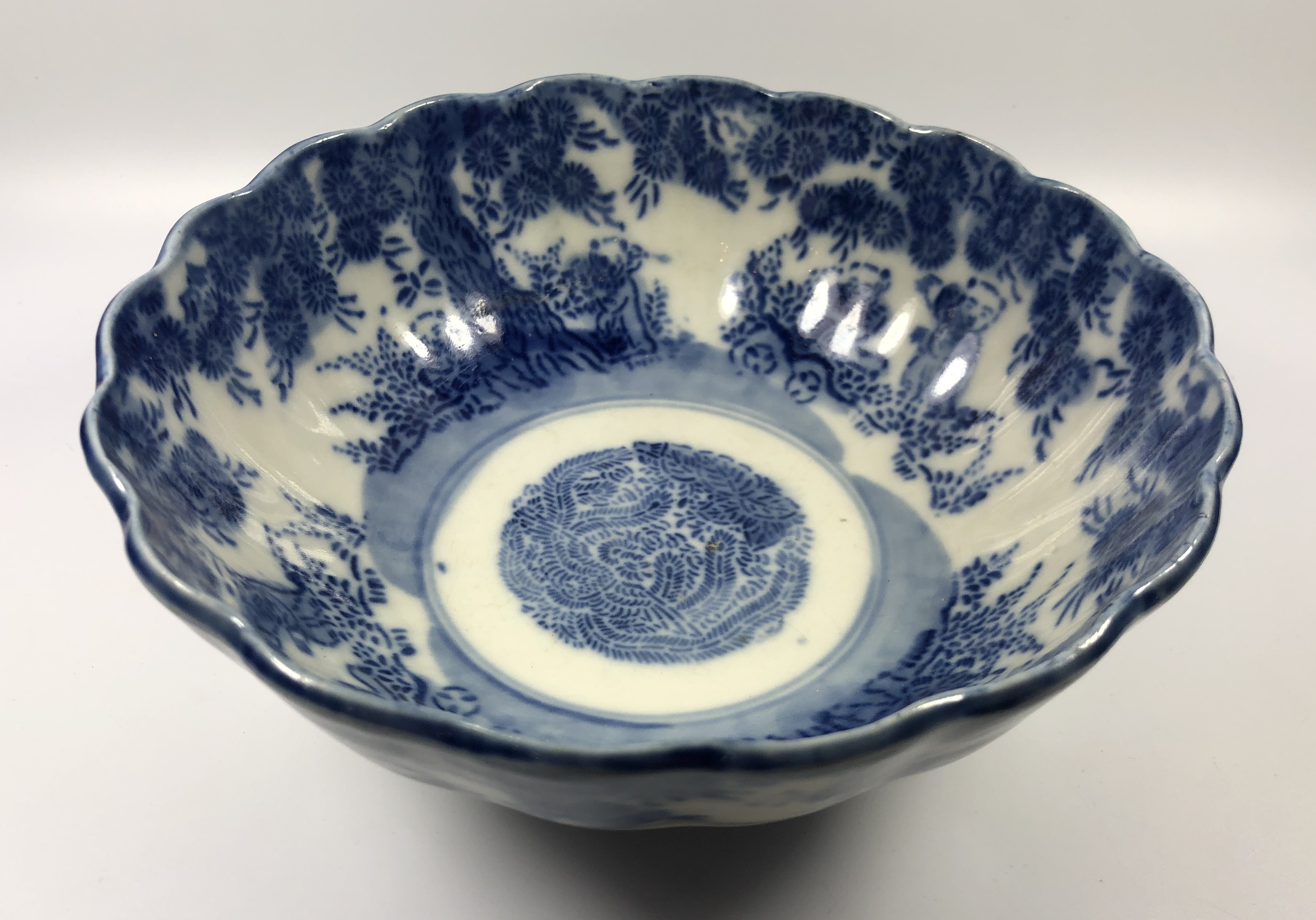 A JAPANESE BLUE AND WHITE 'BOYS AT PLAY' BOWL, DIAMETER 18.5CM