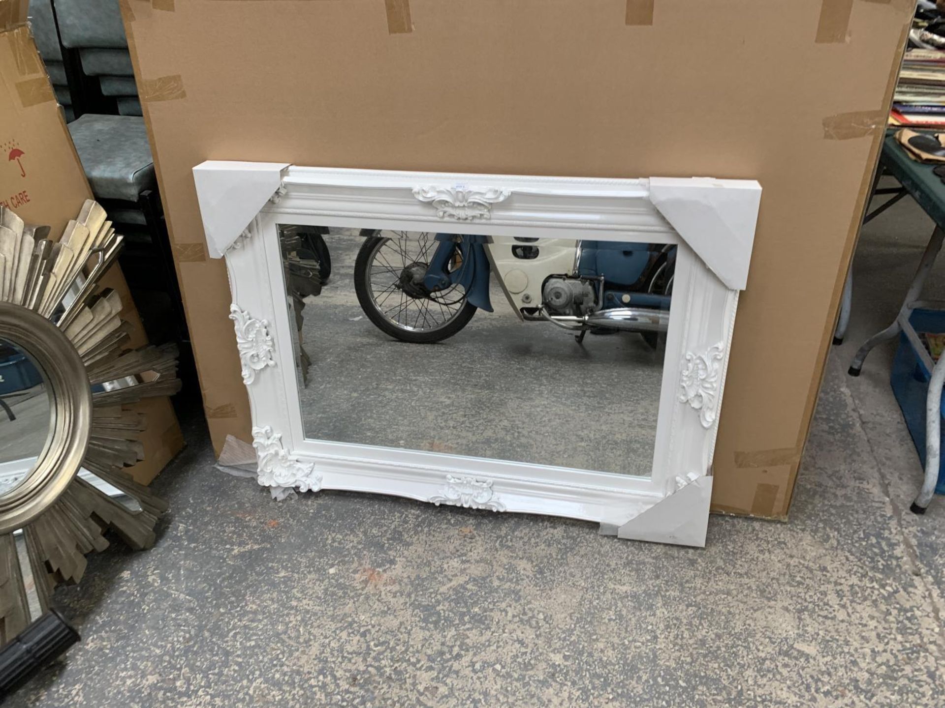 A LARGE MODERN ORNATE WHITE FRAMED MIRROR (NEW AND BOXED)