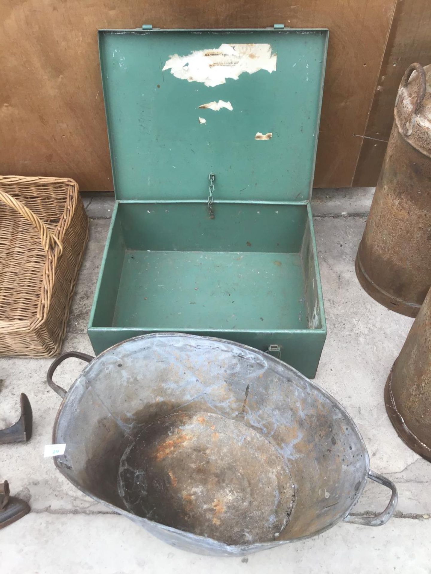 A VINTAGE GALVANISED BATH AND A GREEN METAL STORAGE BOX