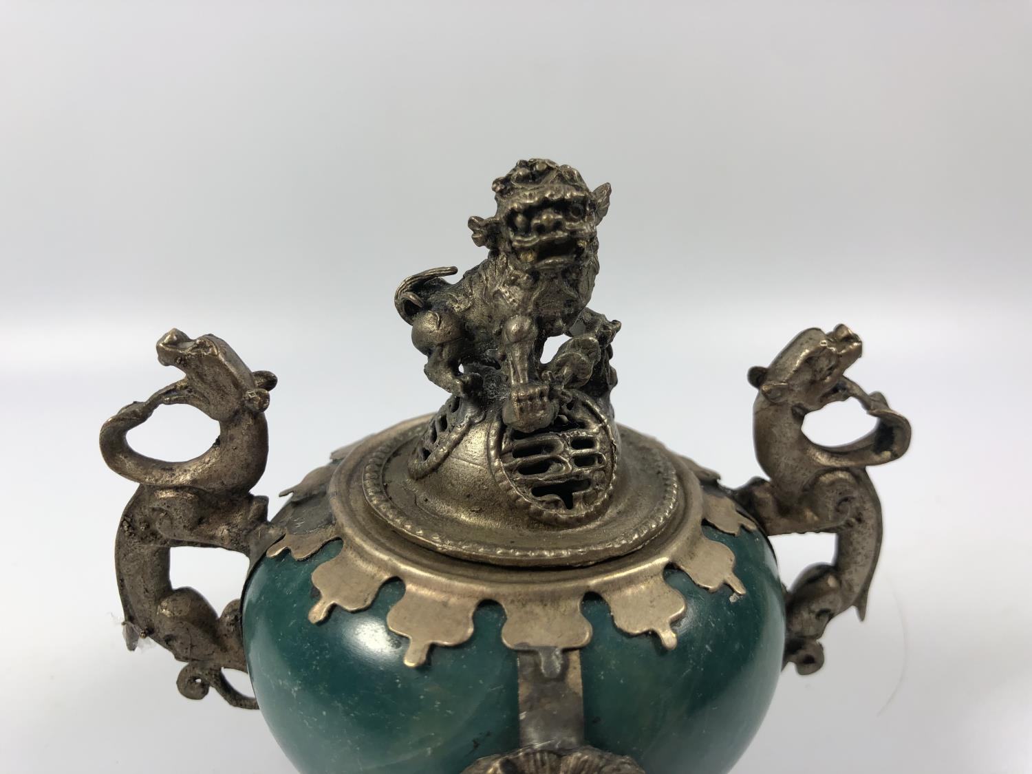 A CHINESE LIDDED FOO DOG SMALL TEMPLE JAR / VASE, HEIGHT 9CM - Image 2 of 3