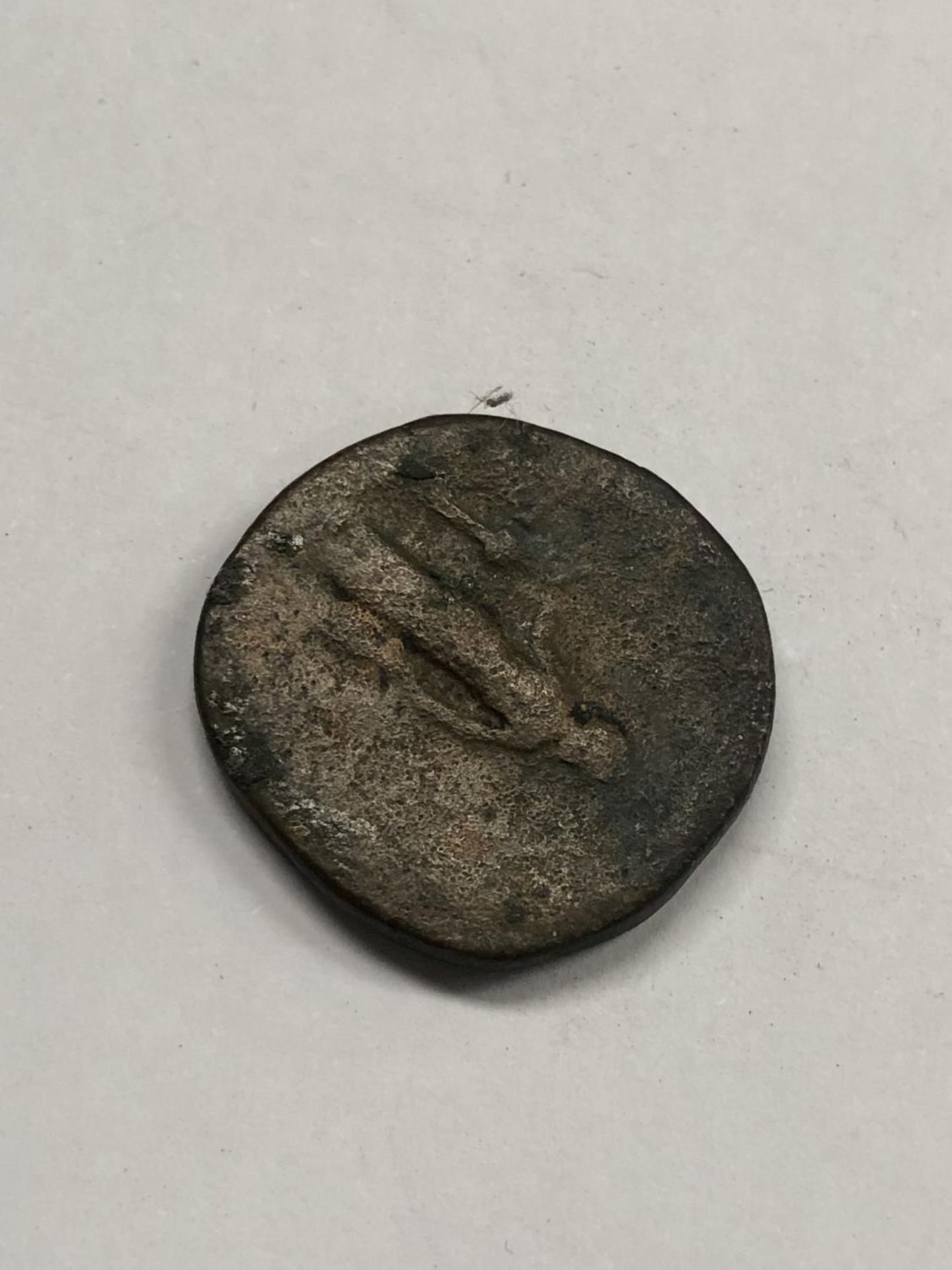 AN EARLY, POSSIBLY ROMAN, SEAL COIN - Image 2 of 2