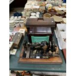 A VINTAGE C.S SEWING MACHINE AND WOODEN LID, TOGETHER WITH A VINTAGE RADIO