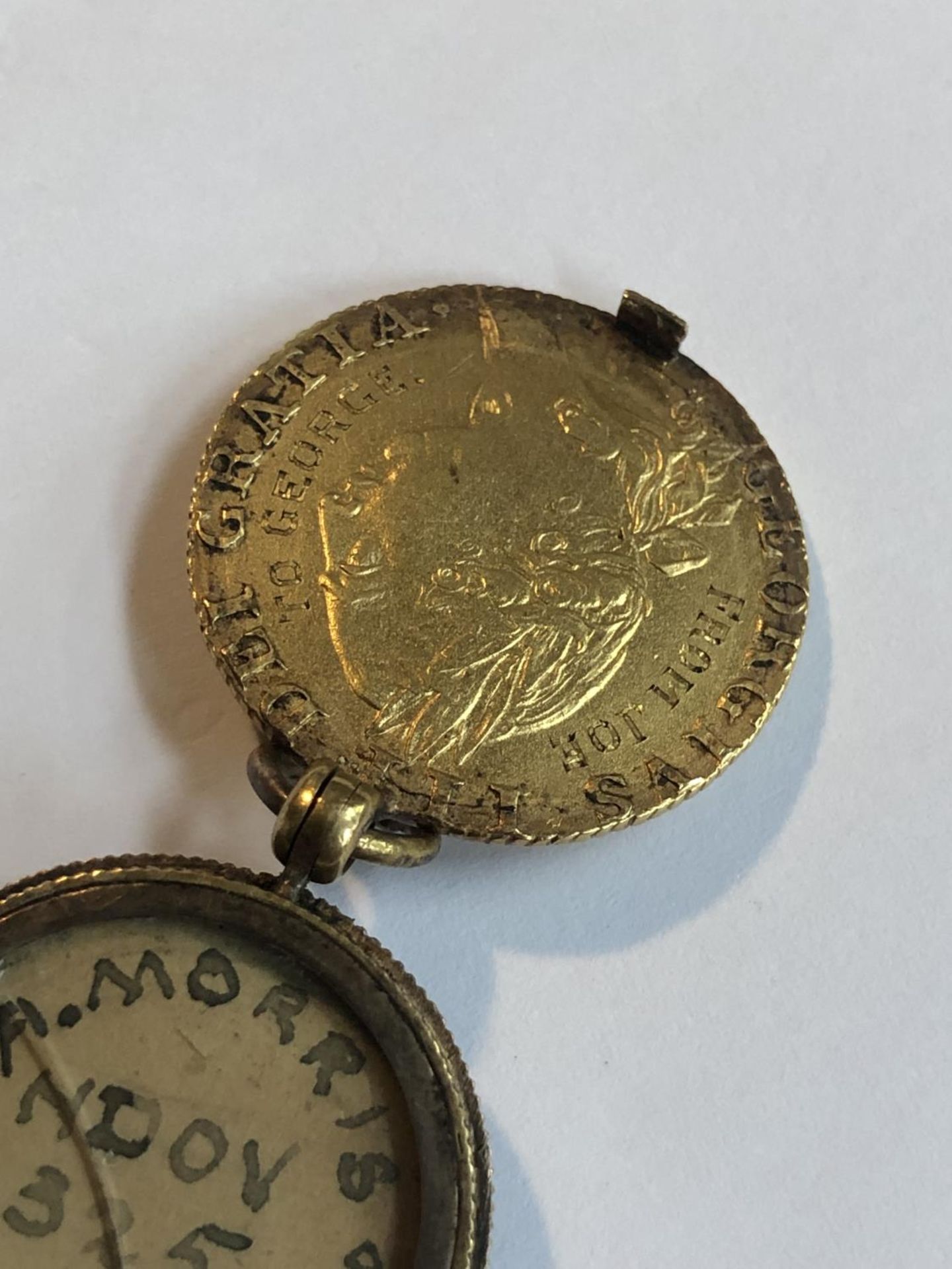 A 1787 GEORGE III 22CT GOLD GUINEA CONVERTED TO A LOCKET PENDANT WITH BLOODSTONE FOB, MOUNT TESTS TO - Image 5 of 6