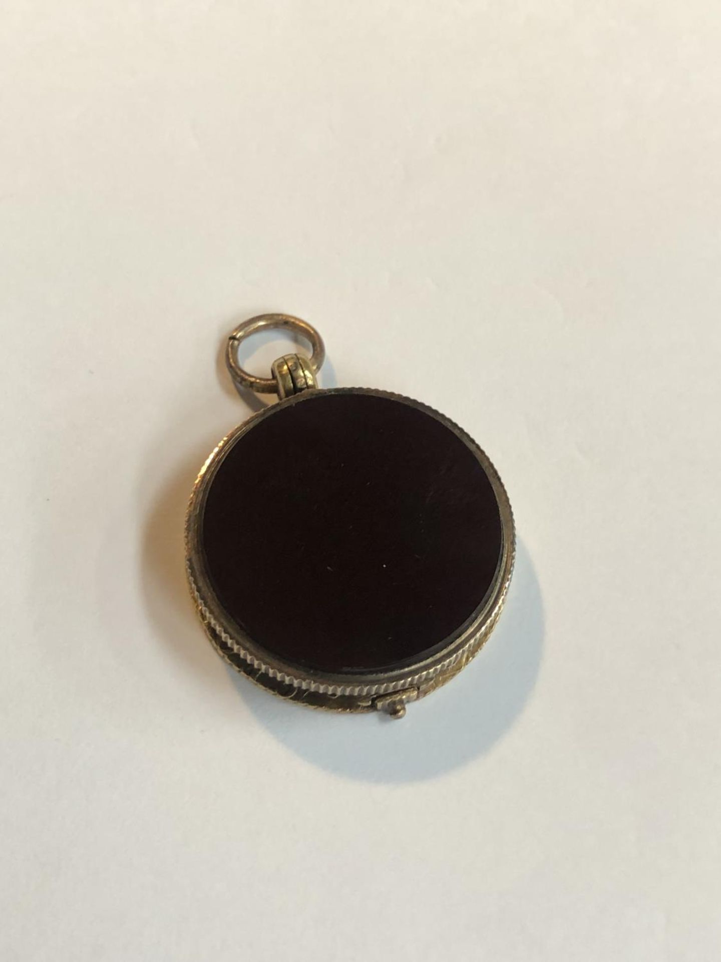 A 1787 GEORGE III 22CT GOLD GUINEA CONVERTED TO A LOCKET PENDANT WITH BLOODSTONE FOB, MOUNT TESTS TO - Image 2 of 6