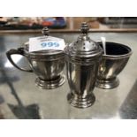 A BIRMINGHAM HALLMARKED SILVER THREE PIECE CRUET SET, ONE LINER A/F