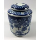 A CHINESE BLUE AND WHITE KANGXI STYLE LIDDED TEA CADDY, HEIGHT 10CM