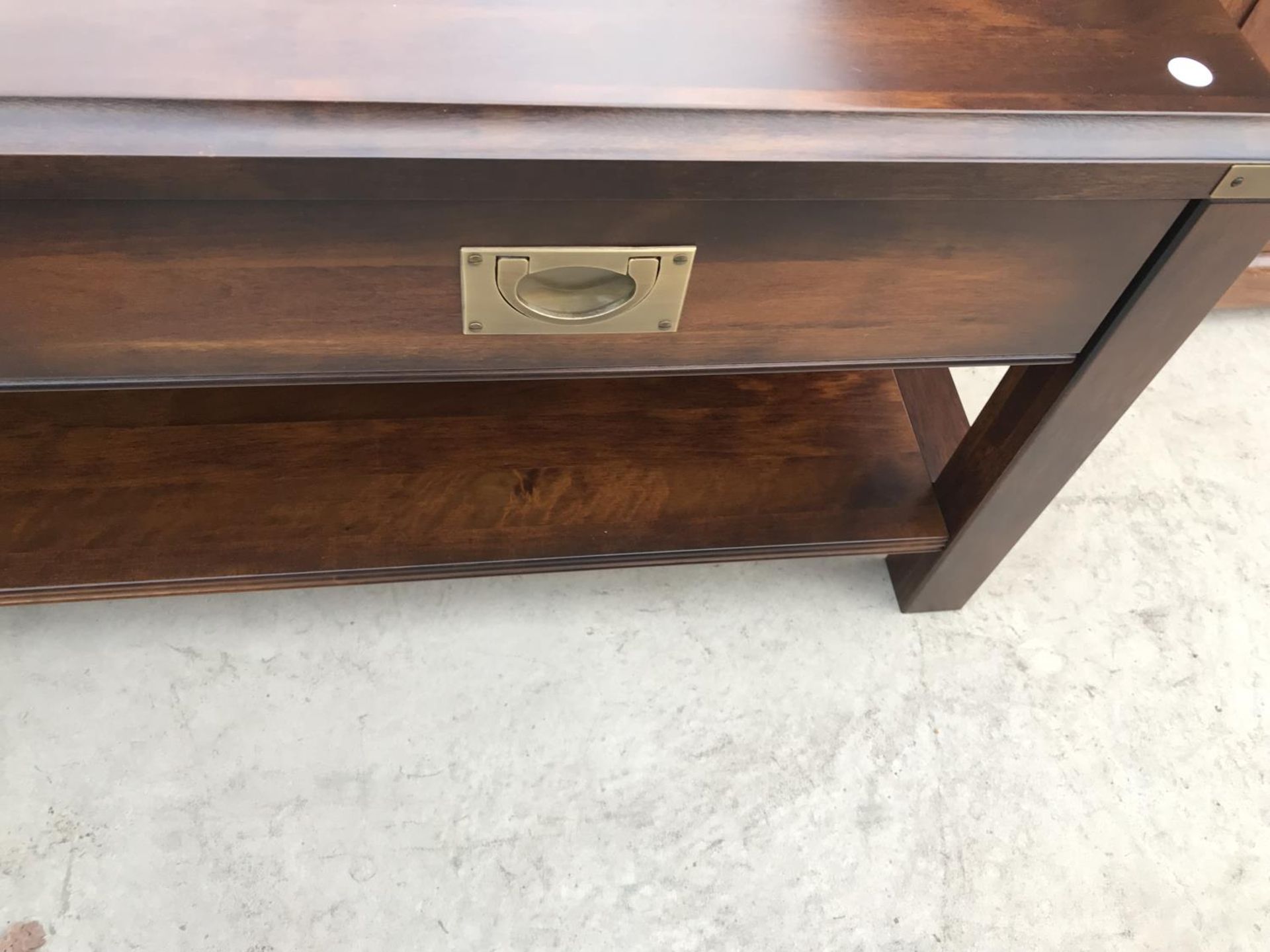 A MAHOGANY COFFEE TABLE WITH TWO DRAWERS WITH RECESSED BRASS HANDLES - Image 3 of 3