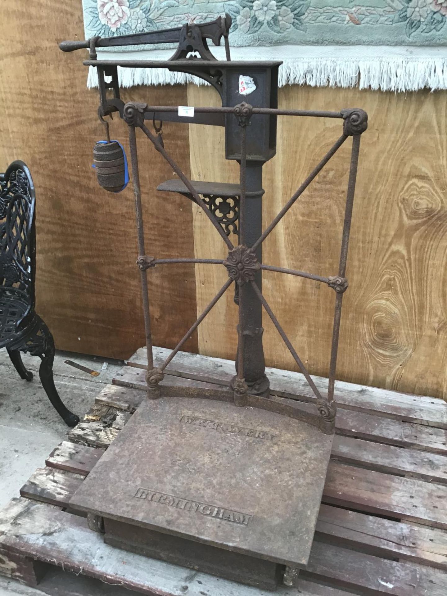 A SET OF ORNATE VINTAGE INDUSTRIAL SCALES STAMPED W & T AVERY BIRMINGHAM WITH WEIGHTS