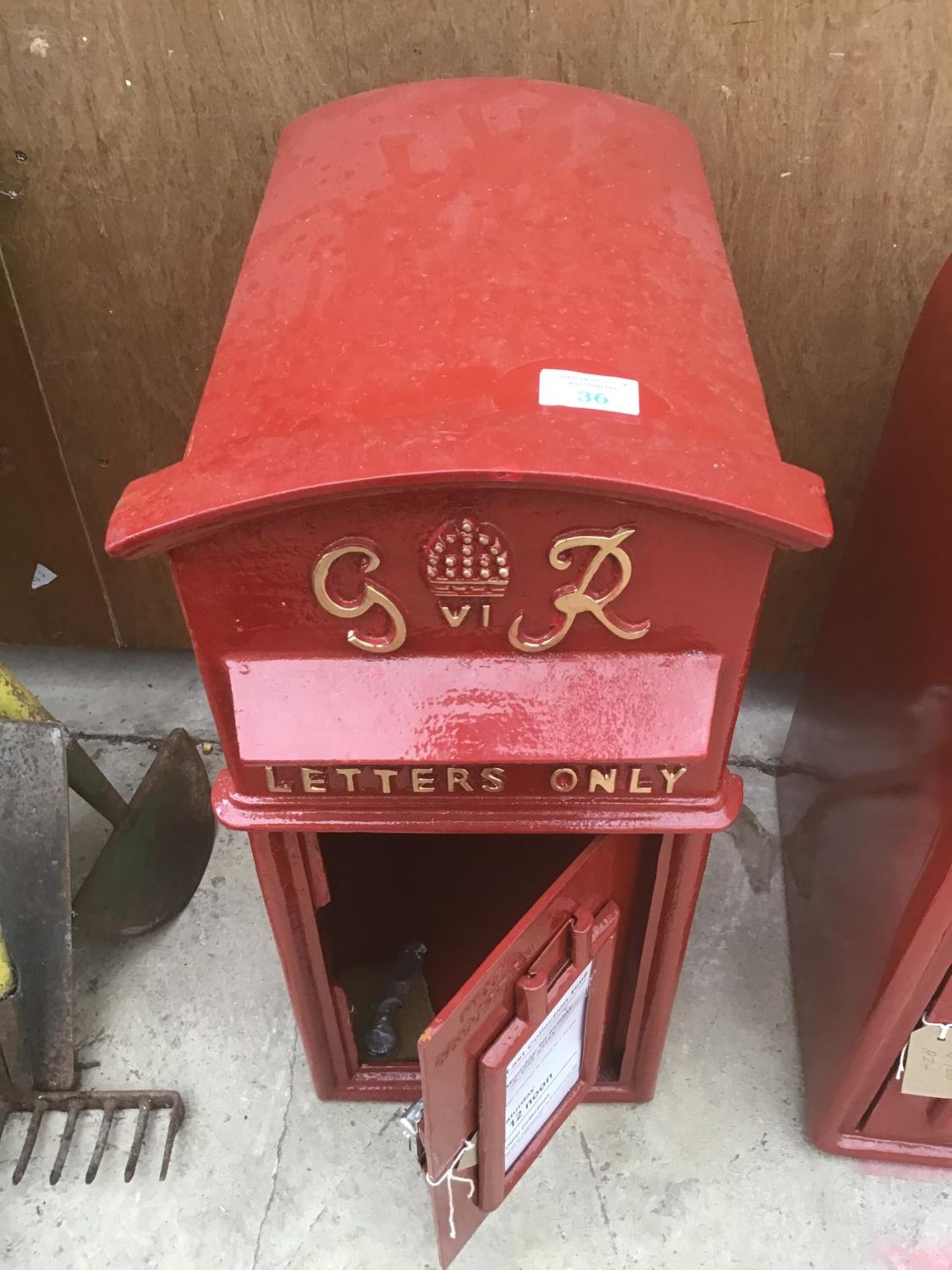 A RED G & R VICTORIAN STYLE POST BOX WITH KEYS