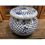 A LARGE CHINESE BLUE AND WHITE LIDDED VASE, MARKED TO BASE