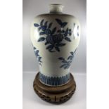 A LARGE 19TH CENTURY CHINESE BLUE AND WHITE POMEGRANATE PATTERN VASE WITH CARVED WOODEN STAND,