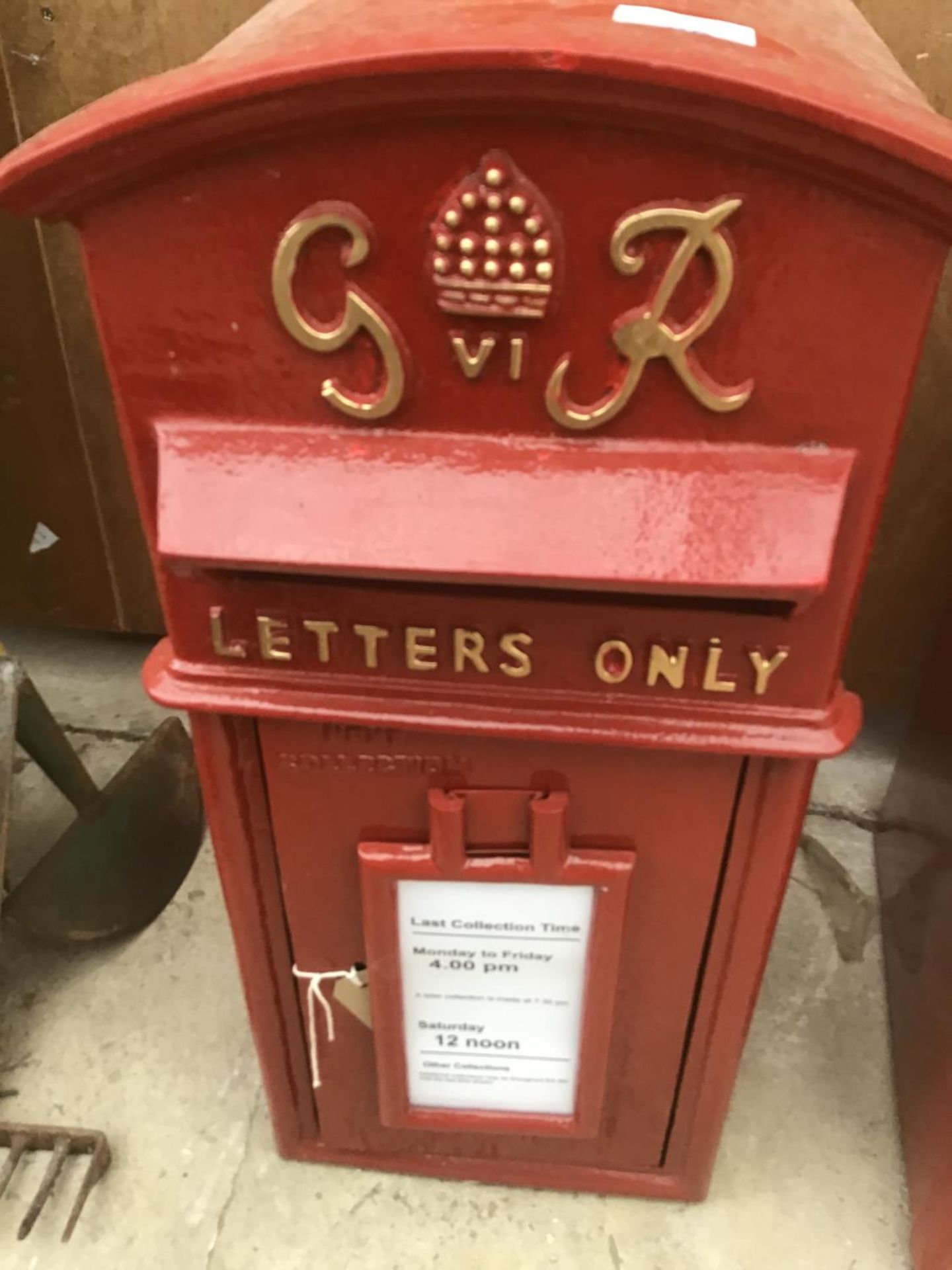 A RED G & R VICTORIAN STYLE POST BOX WITH KEYS - Image 2 of 2