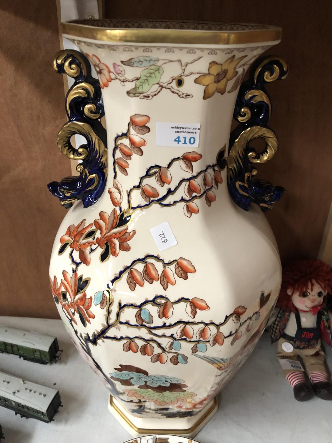 A LARGE MASONS IRONSTONE DECORATIVE VASE