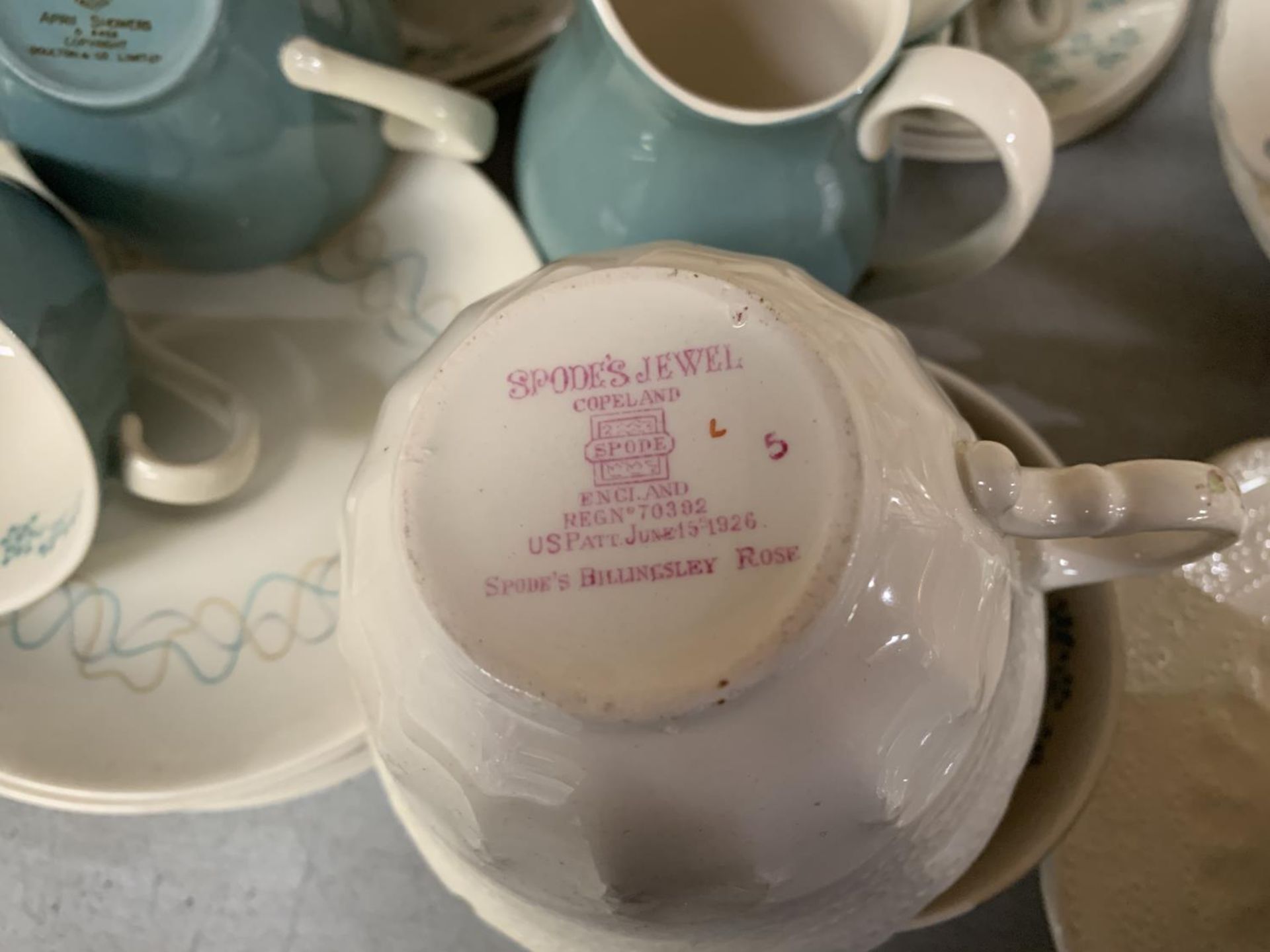 A LARGE COLLECTION OF PART TEA SERVICES TO INCLUDE EXAMPLES ROYAL DOULTON AND COPELAND - Image 3 of 3