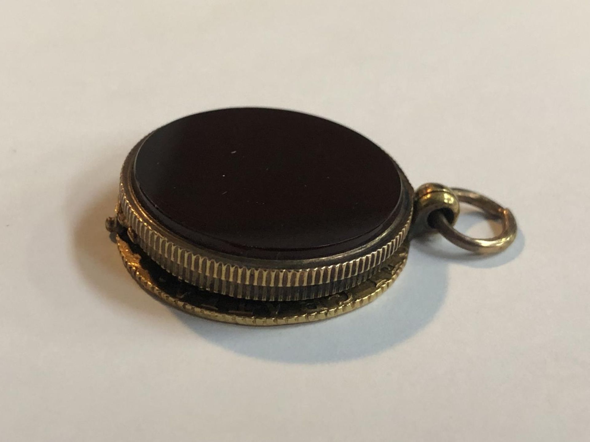 A 1787 GEORGE III 22CT GOLD GUINEA CONVERTED TO A LOCKET PENDANT WITH BLOODSTONE FOB, MOUNT TESTS TO - Image 4 of 6