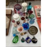 A COLLECTION OF VARIOUS COLLECTABLES TO INCLUDE GLASS PAPER WEIGHTS, BOWLS, SNUFF BOTTLES ETC