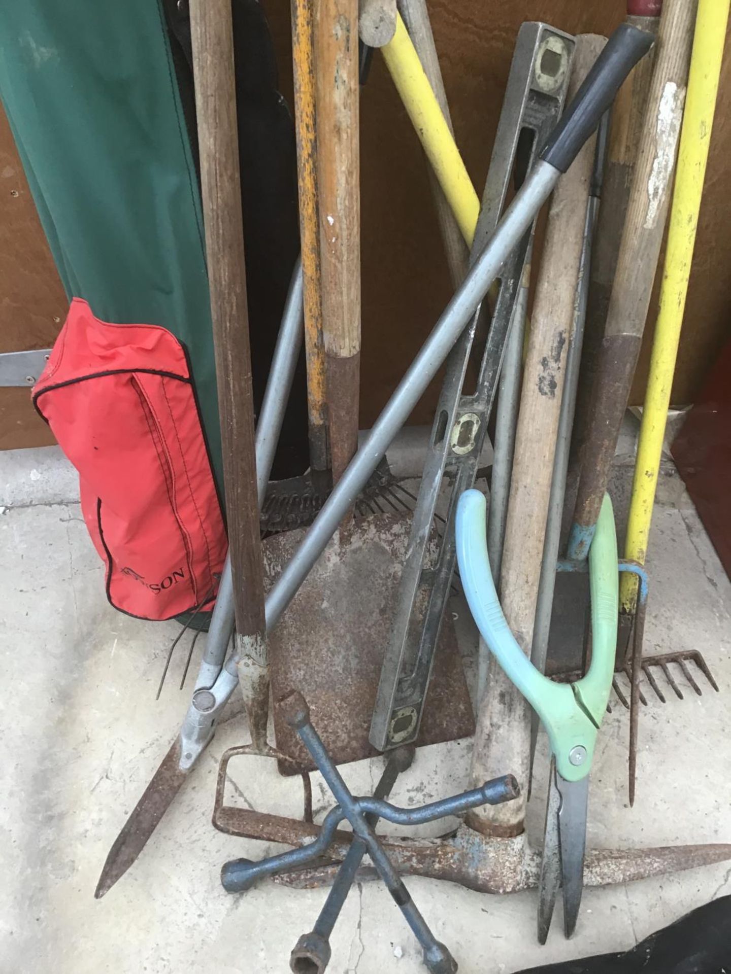 VARIOUS GARDEN TOOLS TO INCLUDE A PICK AXE, RAKE, SHOVEL, TRIMMERS ETC AND GOLF BAG/CLUBS - Image 2 of 2