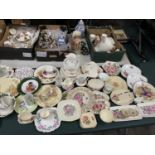A HUGE GROUP OF CERAMICS TO INCLUDE WEDGWOOD PLATES, PARAGON CUPS ETC