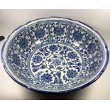 A LARGE DECORATIVE CHINESE BLUE AND WHITE FRUIT BOWL, DIAMETER 33.5CM