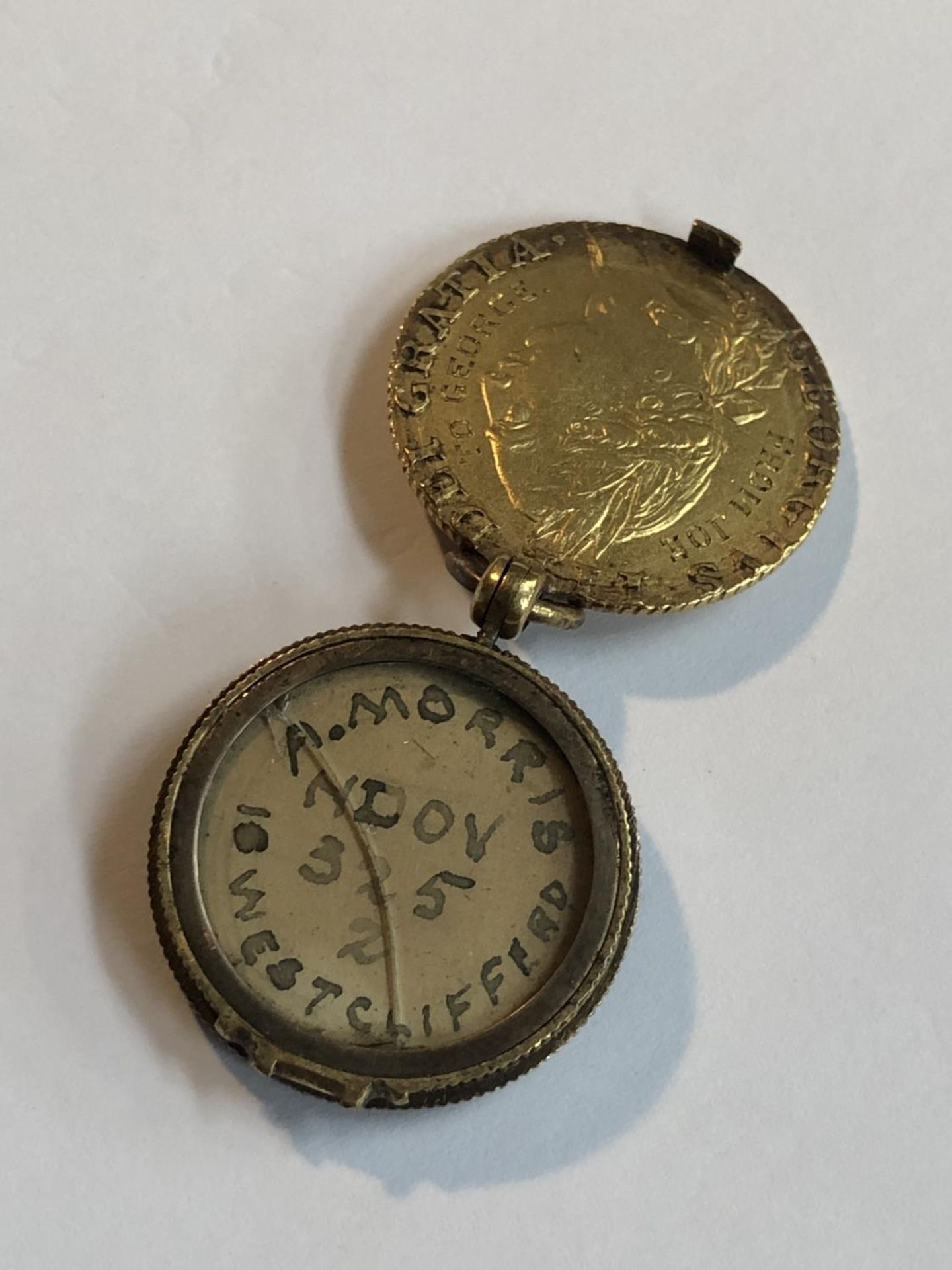 A 1787 GEORGE III 22CT GOLD GUINEA CONVERTED TO A LOCKET PENDANT WITH BLOODSTONE FOB, MOUNT TESTS TO - Image 6 of 6