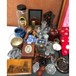 A LARGE GROUP OF ITEMS TO INCLUDE GLASSES, FIGURES, PLAQUES ETC