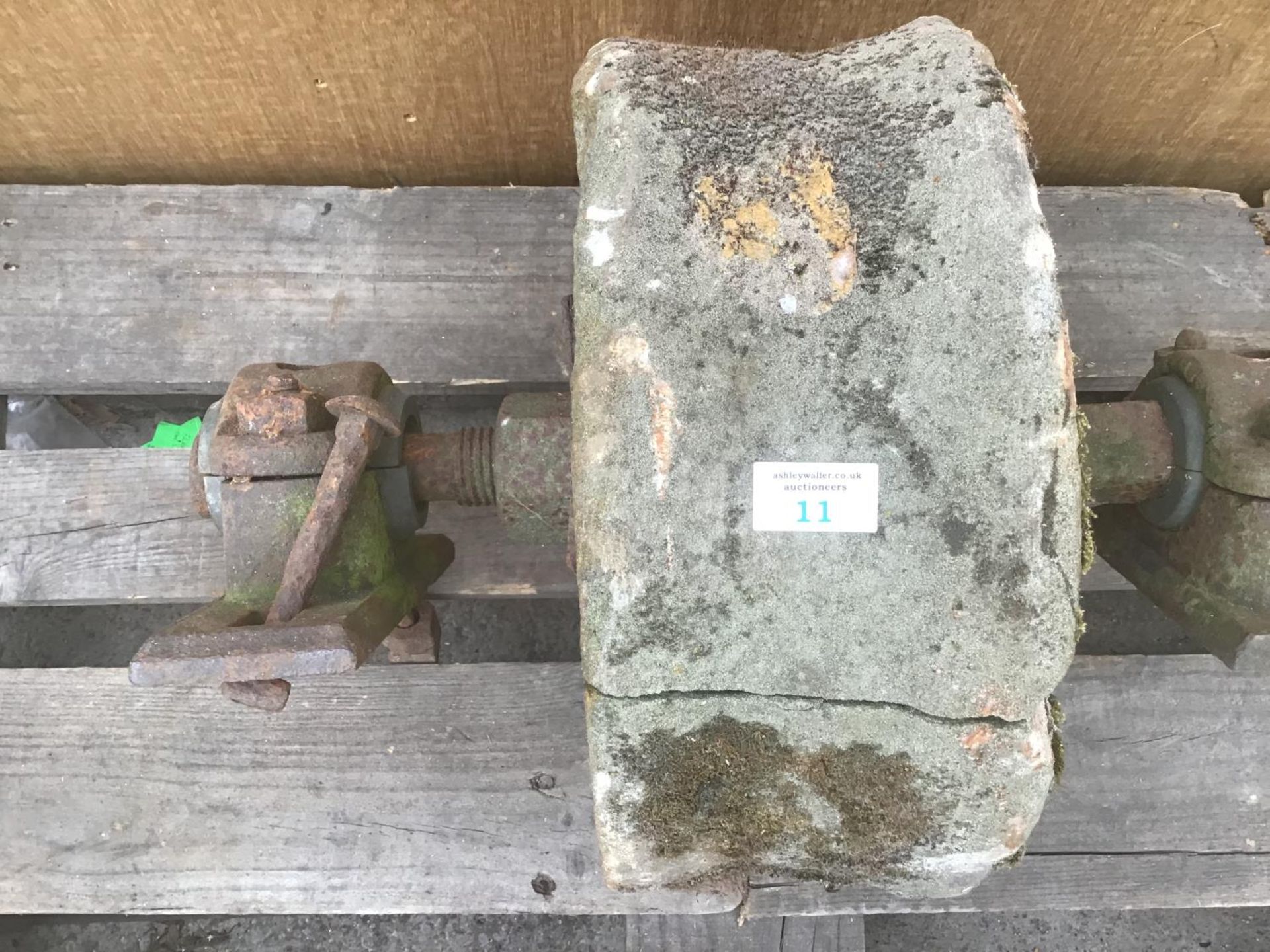 A SANDSTONE GRINDING WHEEL ON A SHAFT WITH TURNING HANDLE - Image 2 of 3